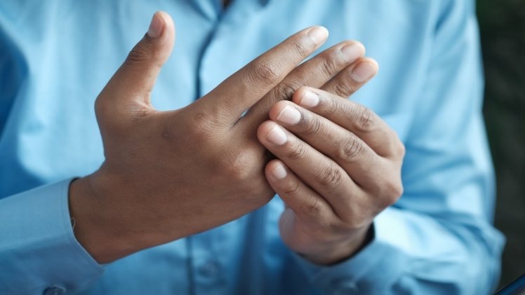 Aching Fingers? Discover the Surprising Do’s and Don’ts for Managing Arthritis